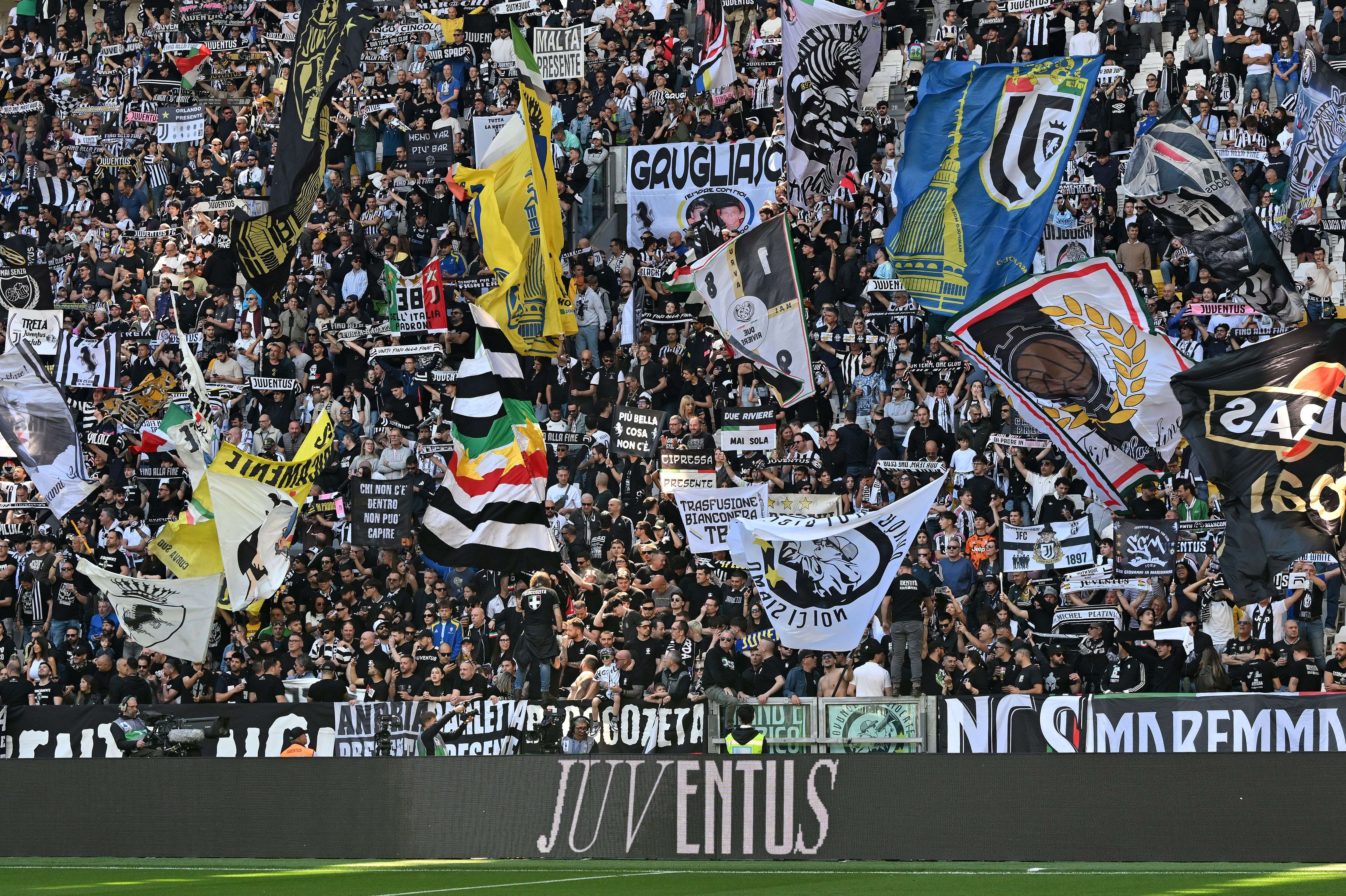 Caos e scontri tra gli ultras di Juventus e Torino: ferito gravemente un tifoso bianconero, partita sospesa