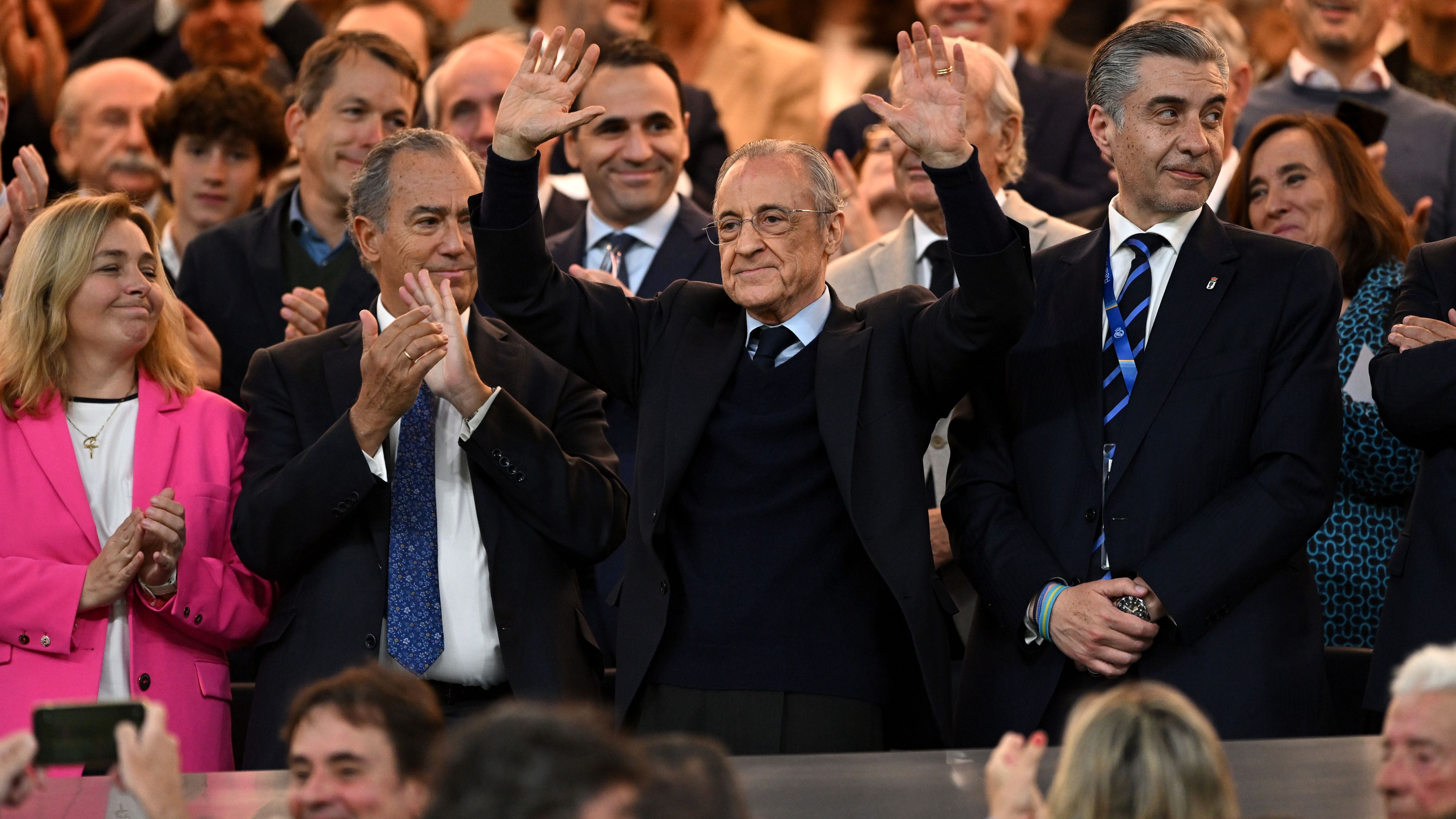 Real Madrid contestato al Bernabeu: striscioni contro Florentino Perez e fischi alla squadra, Mbappé il più bersagliato
