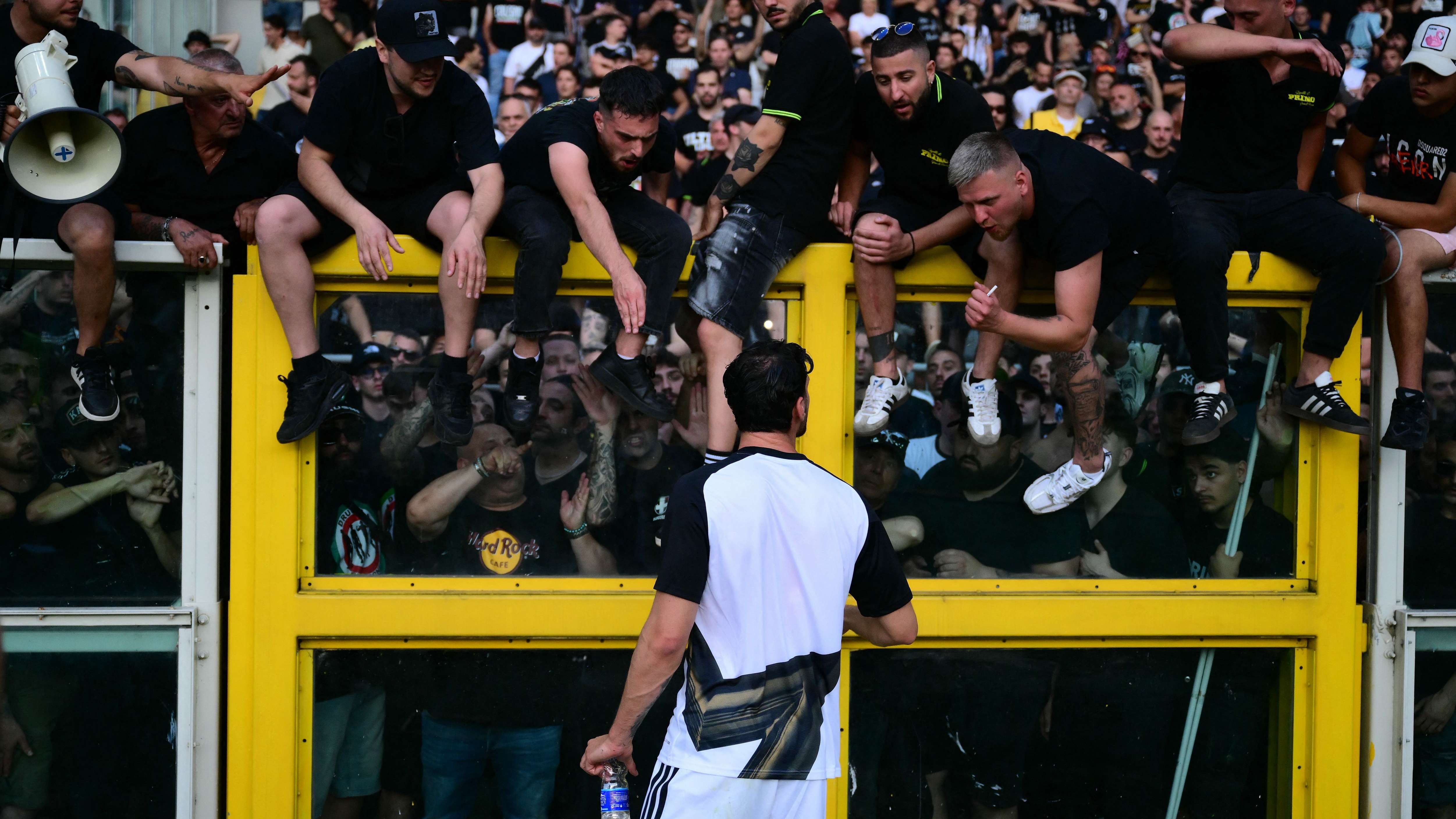 https://assets.calciomercato.com/images/v3/getty-2277471897/crop/MM5DKMBQGQ5DEOBRGU5G433XMU5DAORSGYYQ====/GettyImages-2277471897.jpg?quality=60&auto=webp&format=pjpg Il tifoso ferito prima di Too-Juve: “Non me la sento di tornare”