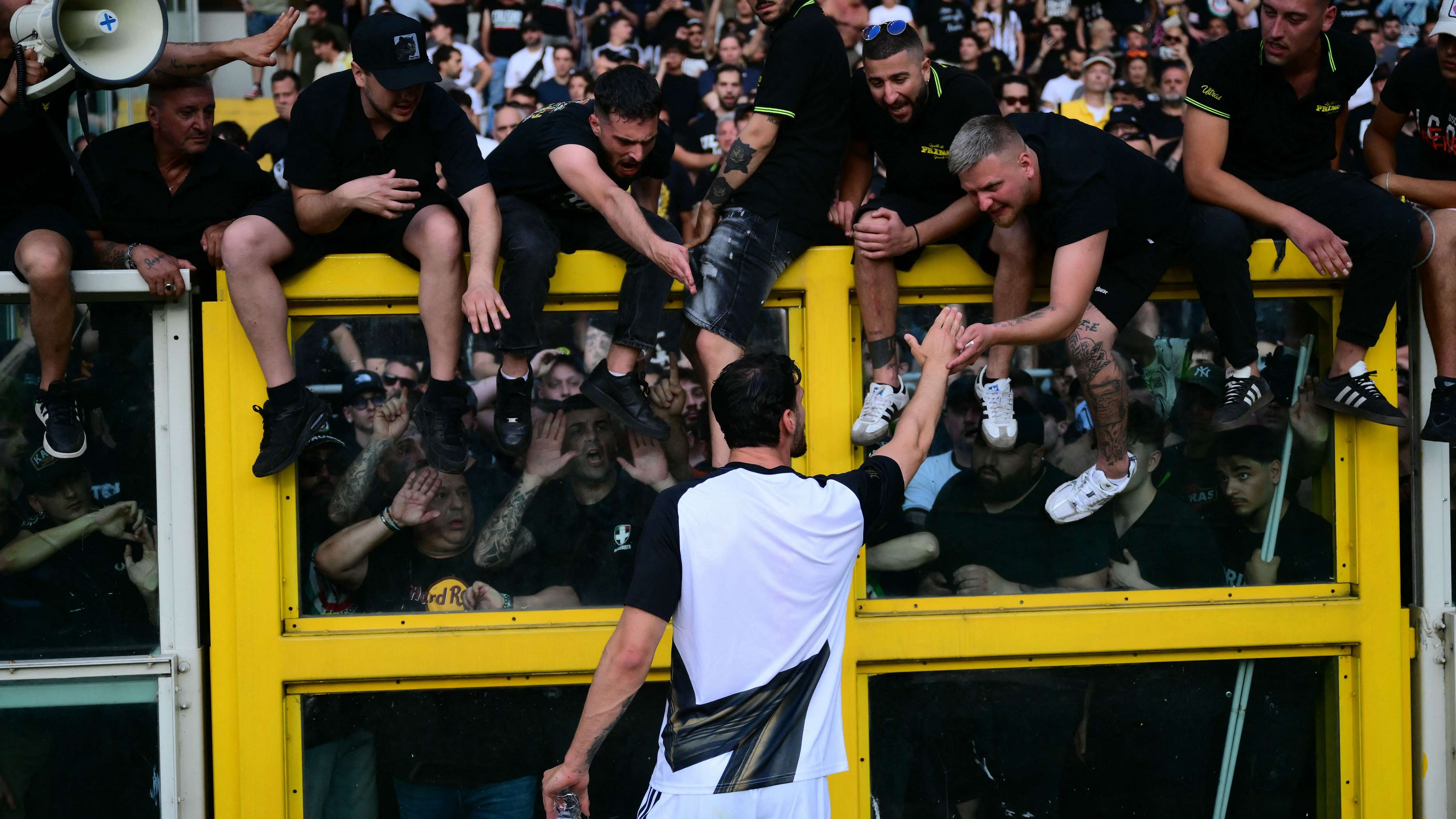 https://assets.calciomercato.com/images/v3/getty-2277472060/crop/MM5DKMBQGU5DEOBRGU5G433XMU5DAORSGYYA====/GettyImages-2277472060.jpg?quality=60&auto=webp&format=pjpg Simonelli: “Riverenza verso le curve sconveniente e incomprensibile”