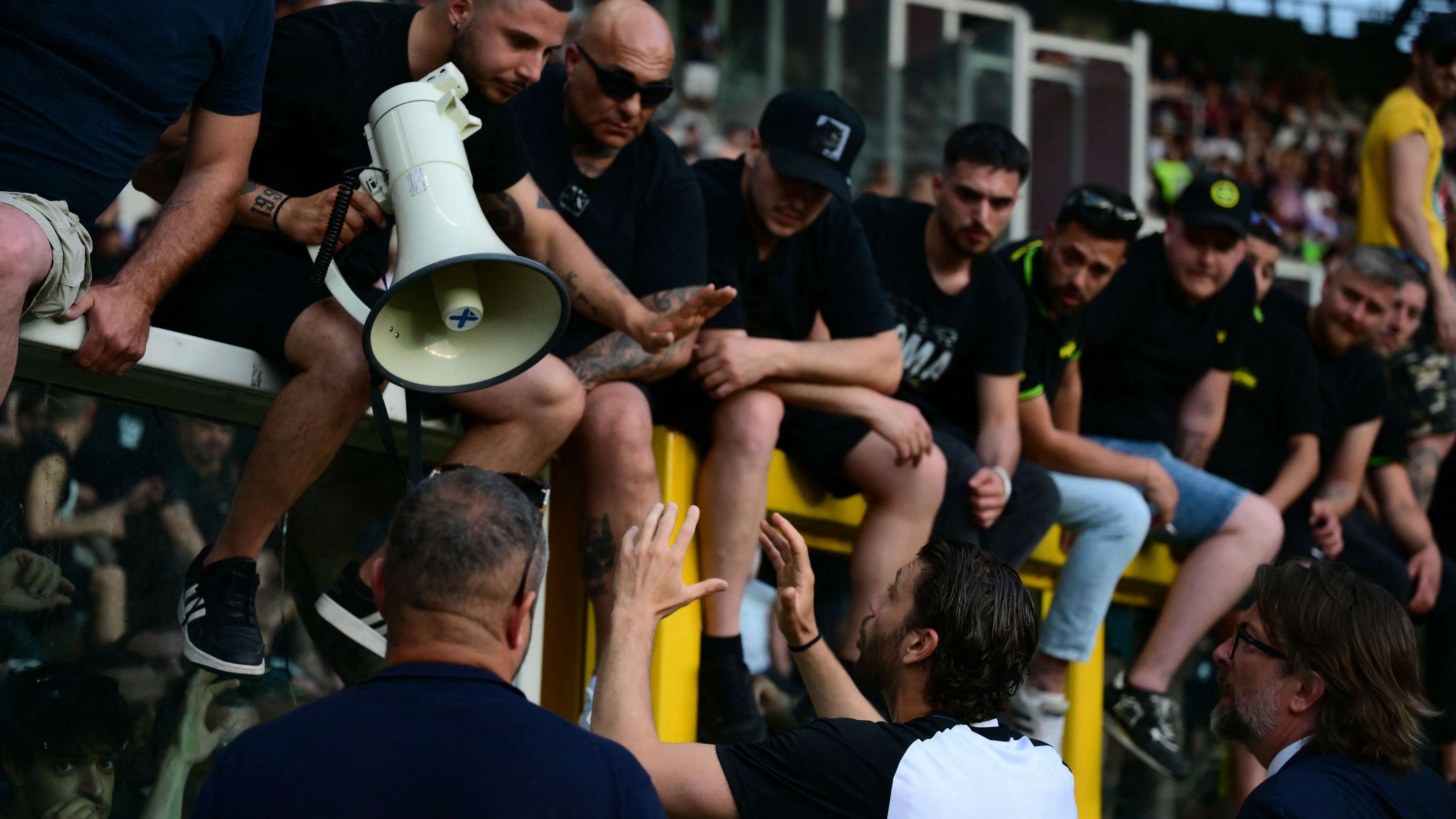https://assets.calciomercato.com/images/v3/getty-2277489094/crop/MM5DKMBQGU5DEOBRGU5G433XMU5DAORSGYYA====/GettyImages-2277489094.jpg?quality=60&auto=webp&format=pjpg Caos pre-derby, i tifosi della Juve: “Cori razzisti, perdiamo a tavolino!”