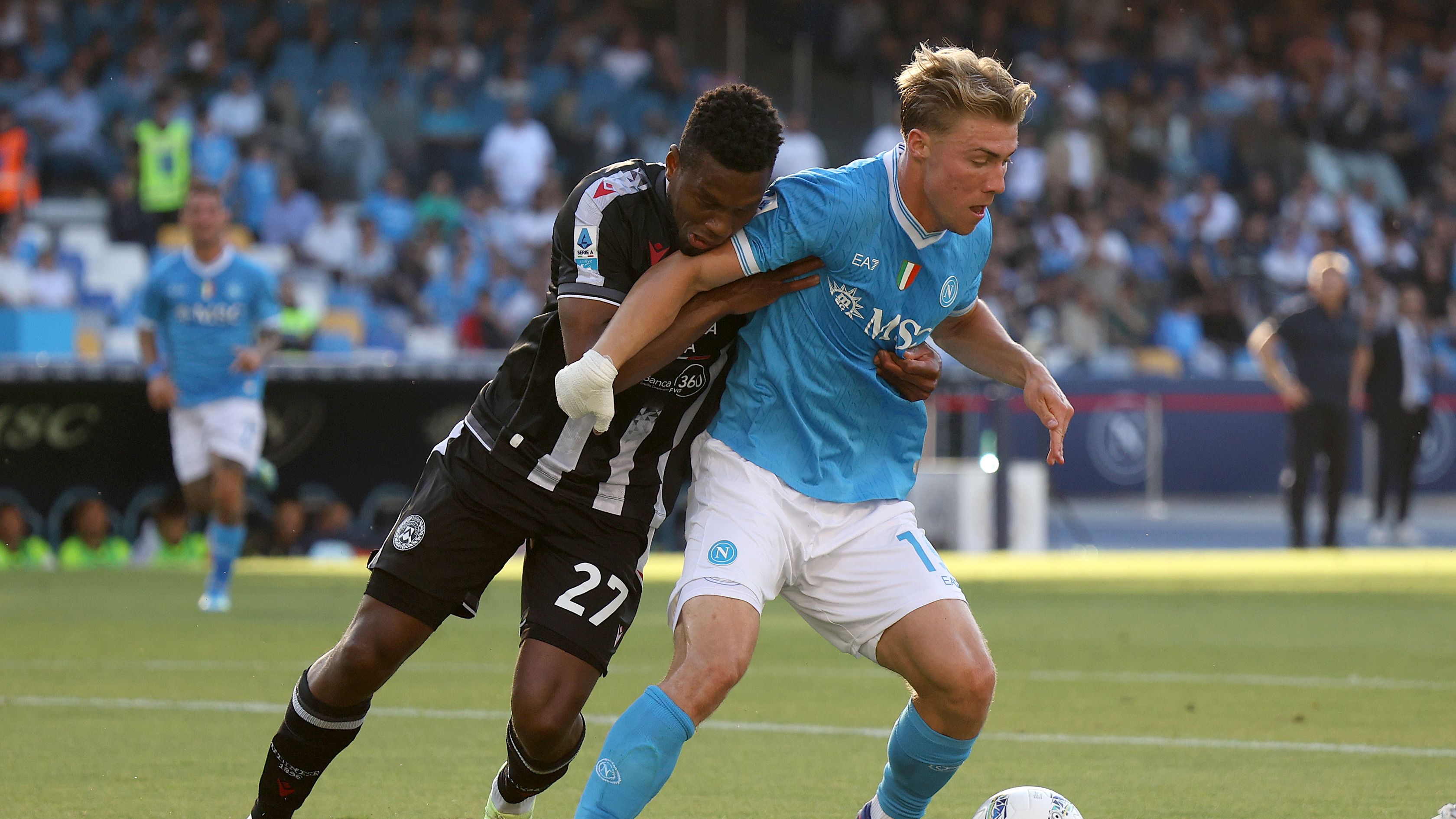 Napoli-Udinese, contatto Kabasele-Hojlund: espulso il difensore dopo check al VAR. Cos'è successo