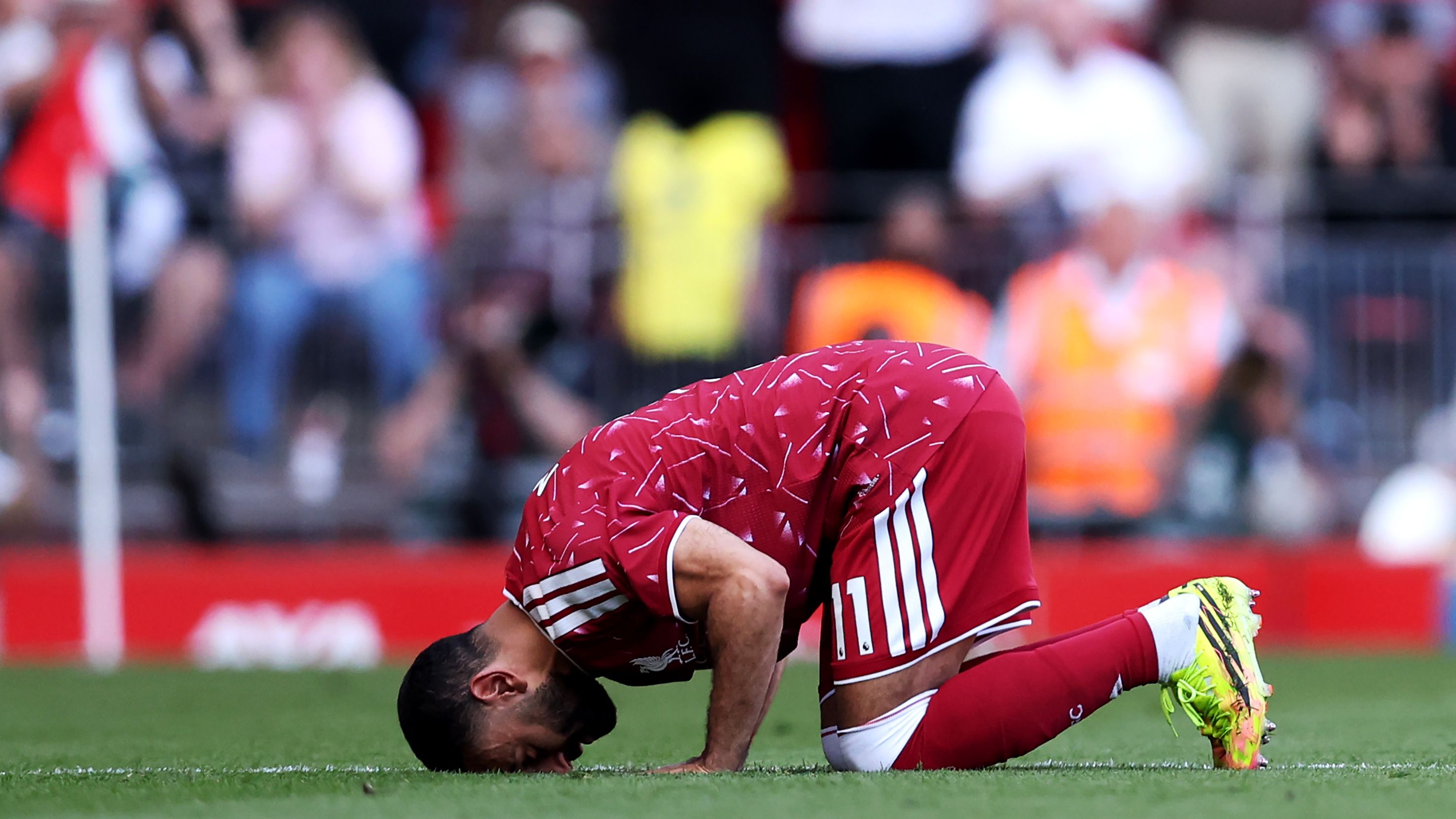 Salah saluta il Liverpool dopo nove anni: un bacio al campo prima di uscire, 