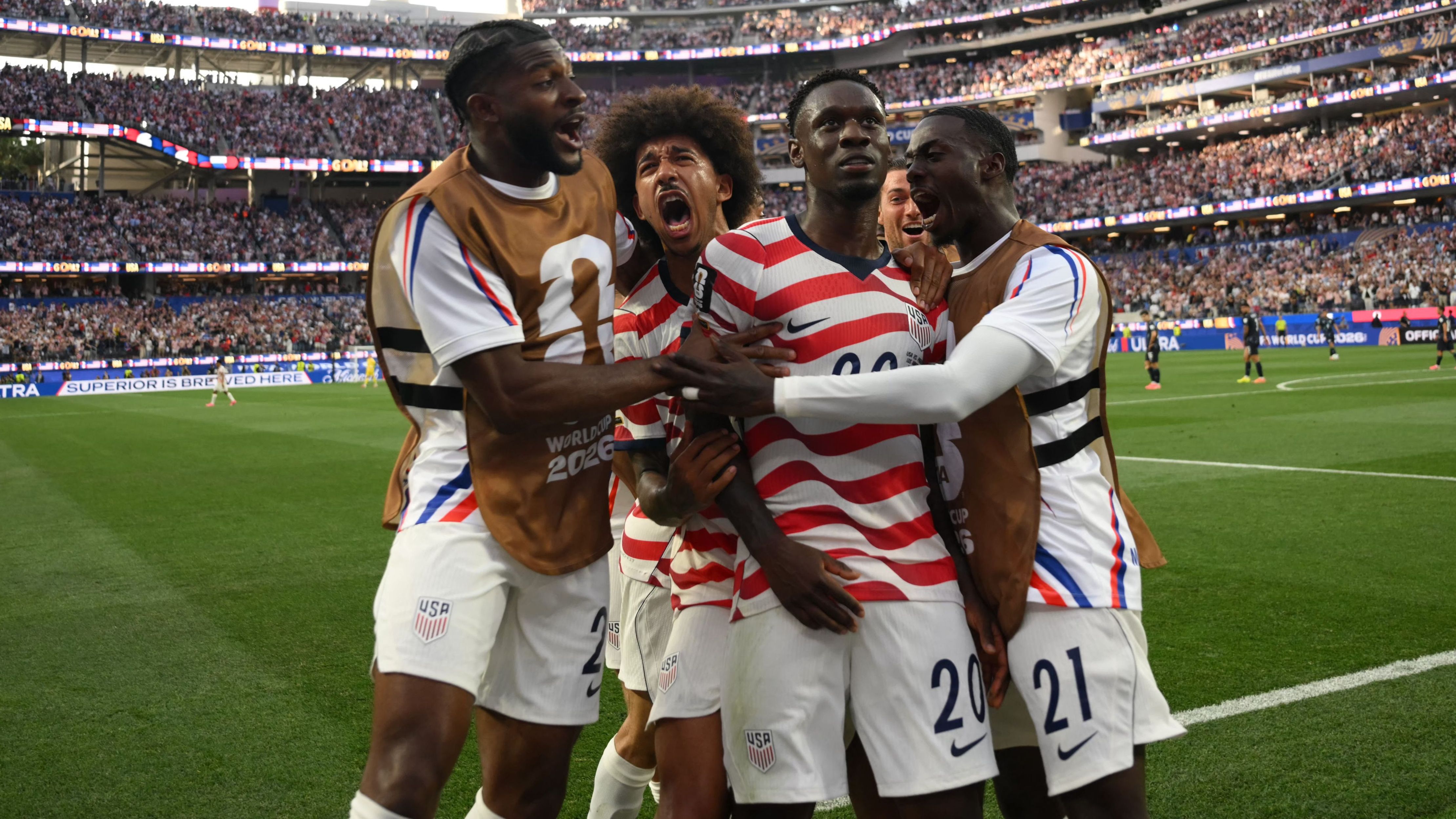 VIDEO: Surreale tentativo di invasione di campo durante USA-Paraguay! Un tifoso si è lanciato dagli spalti, ma non è andata come sperava