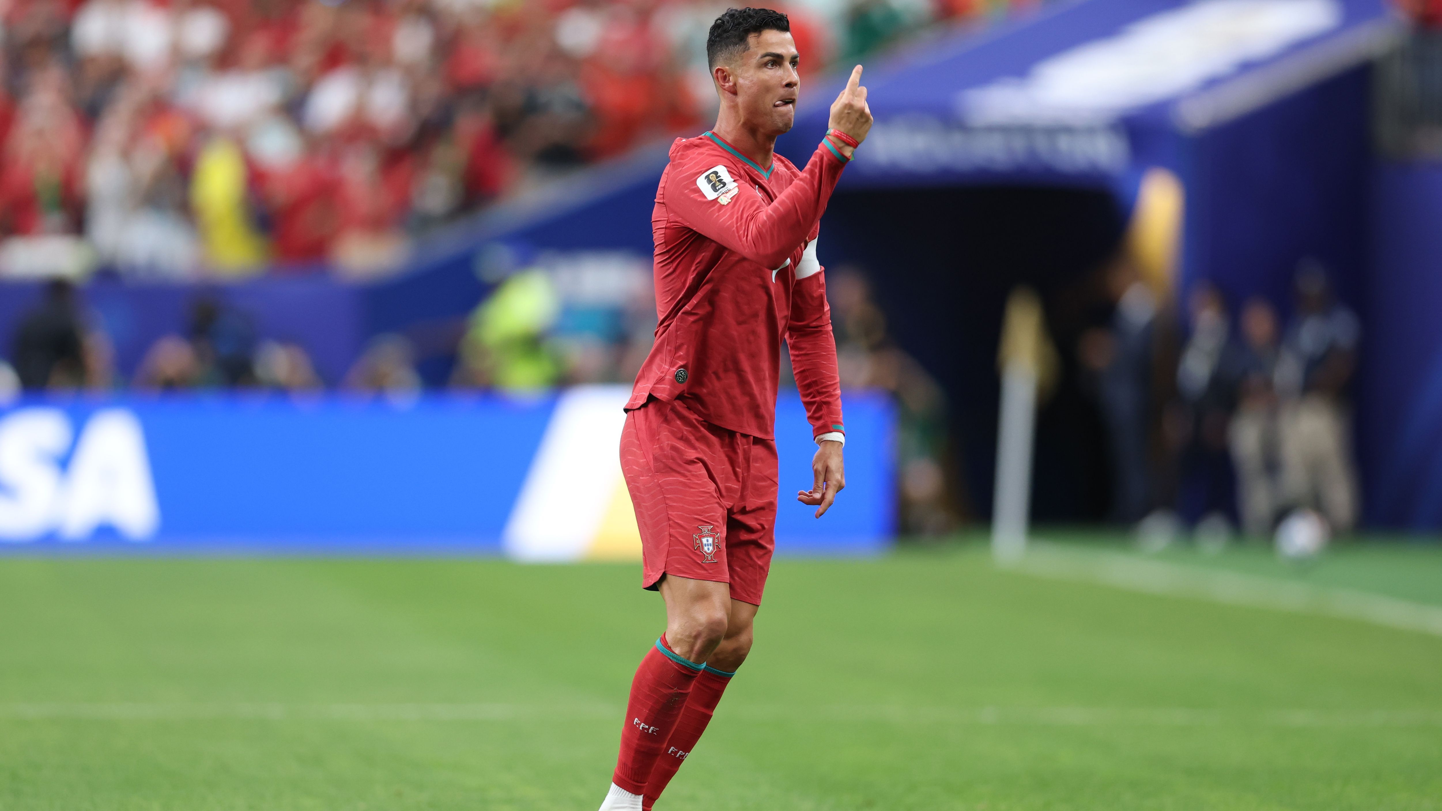 Portogallo, Cristiano Ronaldo: “Mi danno del vecchio, sembrava che mi fossi già ritirato”. Poi snobba una domanda su Messi Portogallo, Cristiano Ronaldo: “Mi danno del vecchio, sembrava che mi fossi già ritirato”. Poi snobba una domanda su Messi