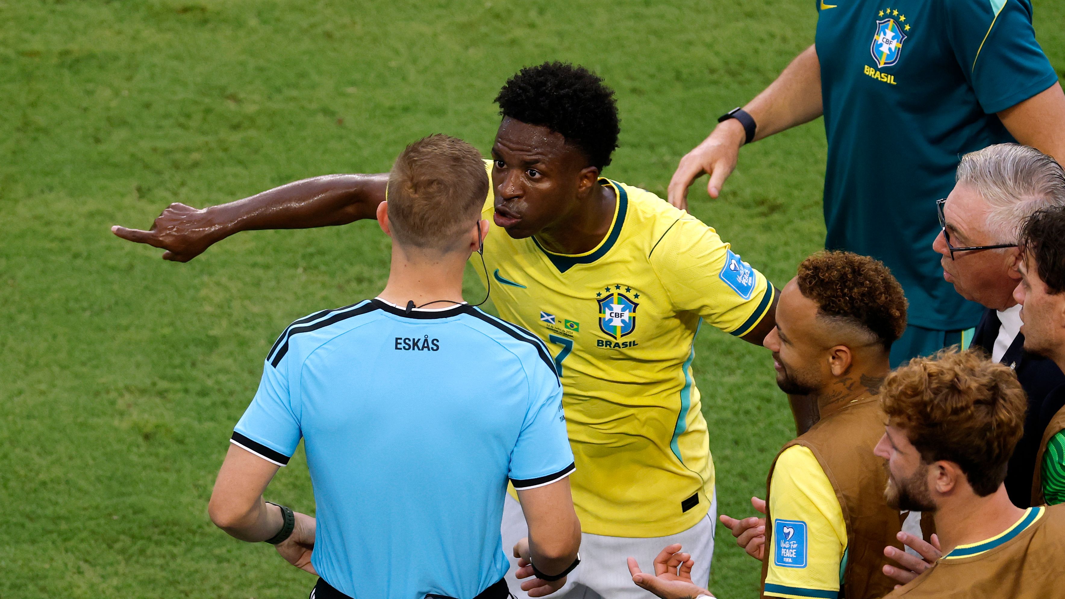 Il Brasile ha chiesto di non essere mai più arbitrata dall'arbitro che ha diretto la gara con la Scozia. Furia per il goal annullato a Vinicius