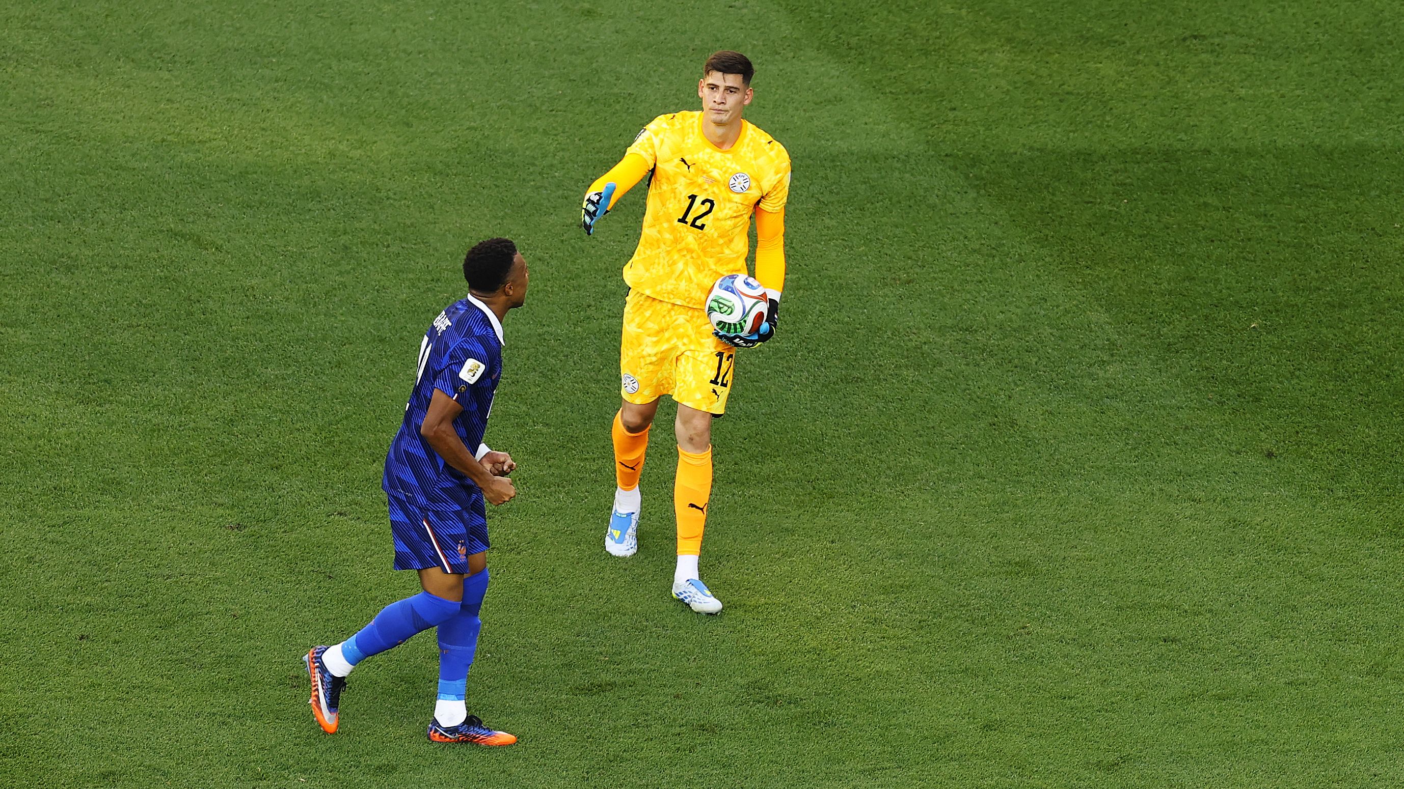 Paraguay-Francia, Gill scaglia il pallone contro Mbappé: "Mi ha fatto inca***re, non ha voluto stringermi la mano"