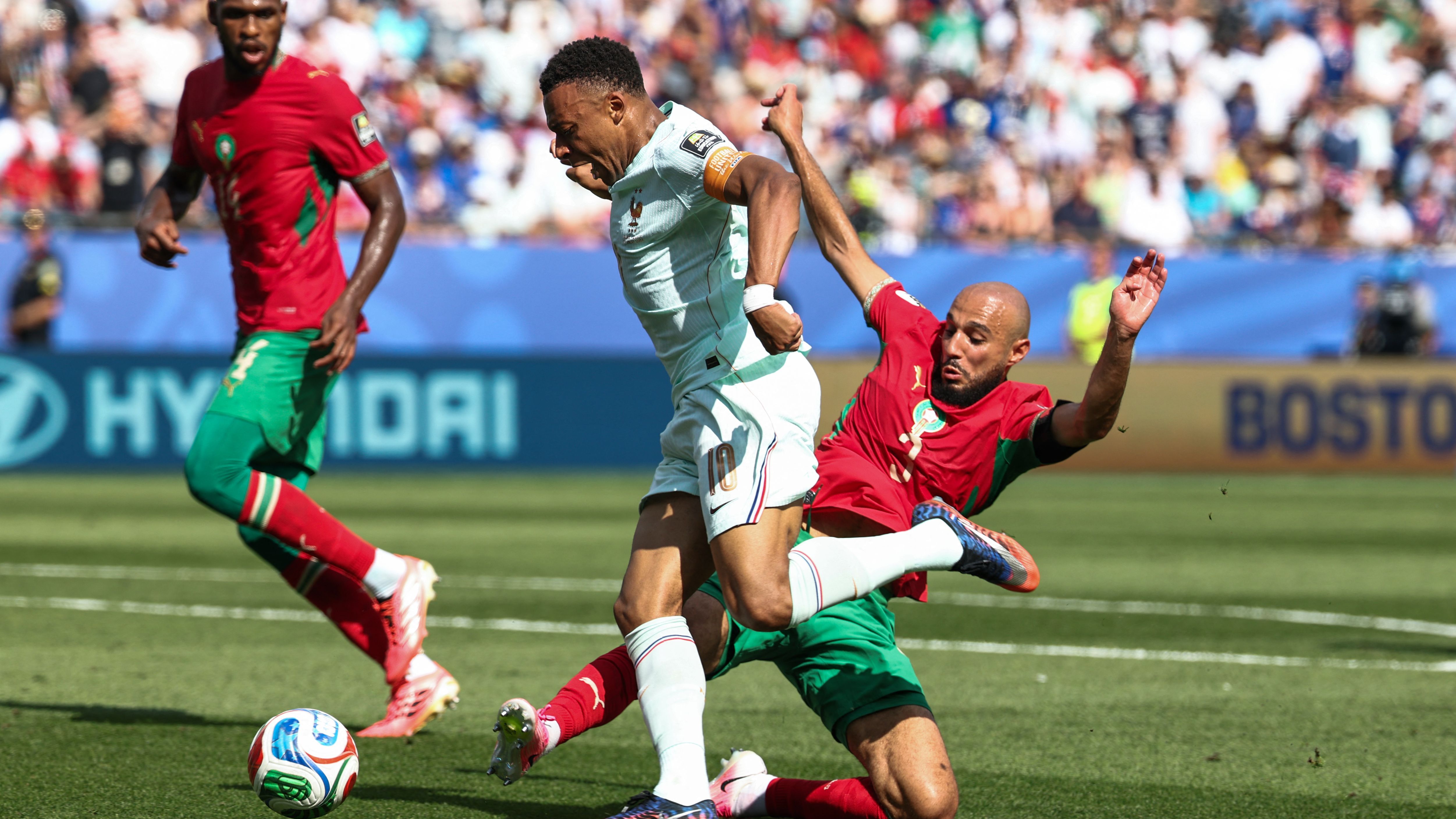 Francia-Marocco, cosa è successo sul rigore sbagliato da Mbappé: proteste con l'arbitro Tello