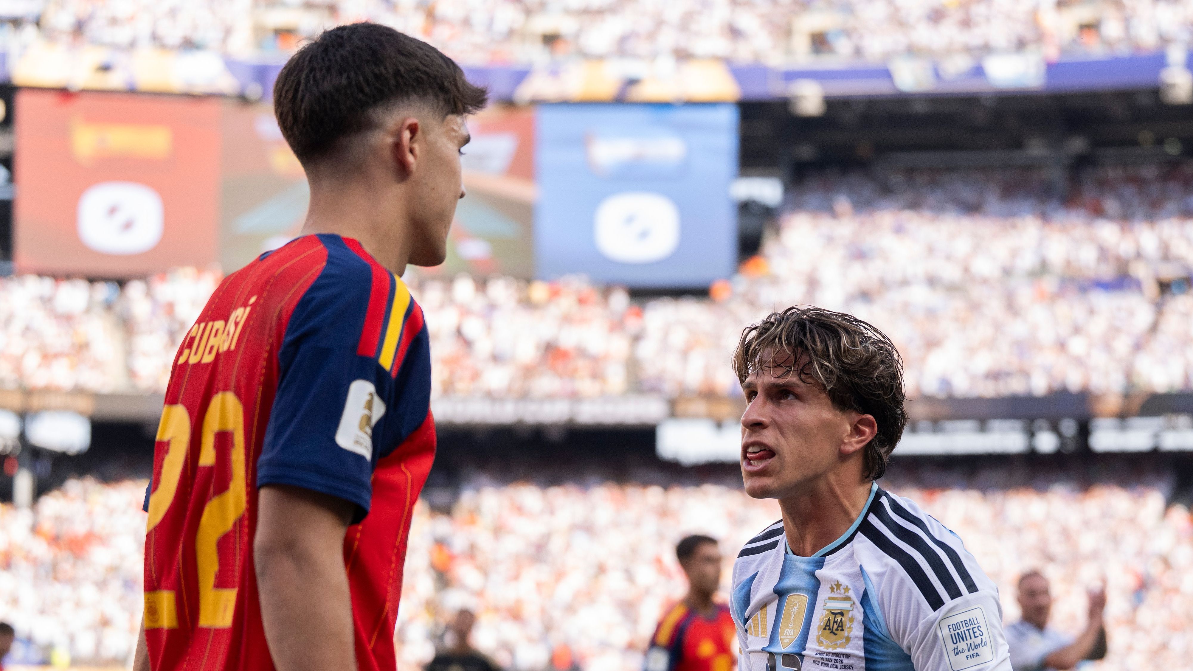 Spagna-Argentina, Giuliano Simeone si perde Ferran Torres per sistemarsi il calzino: il gesto che fa infuriare i tifosi dell'Argentina