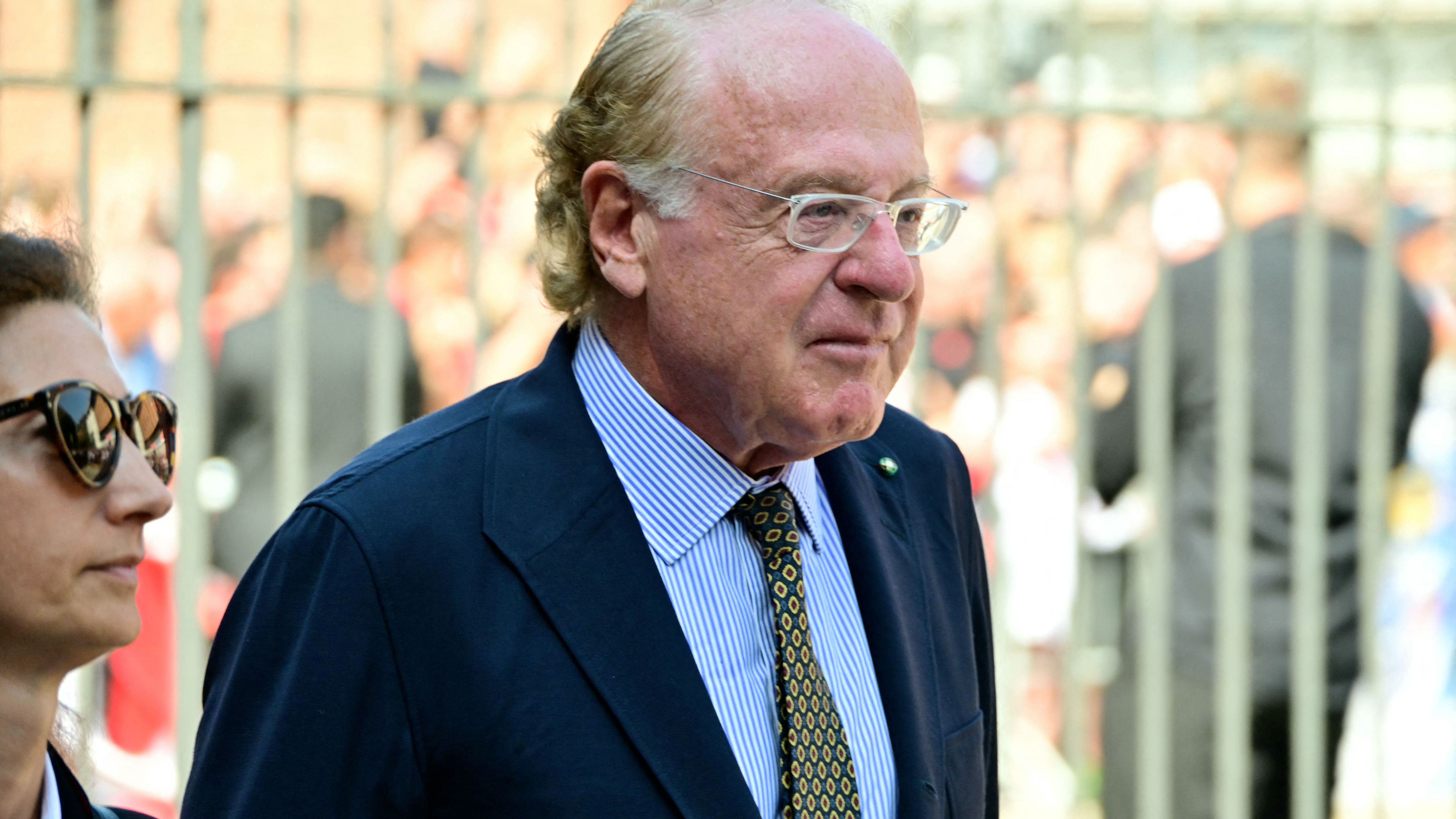 Milan, i funerali di Baresi a Sant'Ambrogio: il coro "c'è solo un capitano" accompagna la bara. Fischi per Cardinale e Scaroni, ci sono Pulisic e Gimenez. Da Maldini a Van Basten, da Marotta a Bergomi tutti i presenti