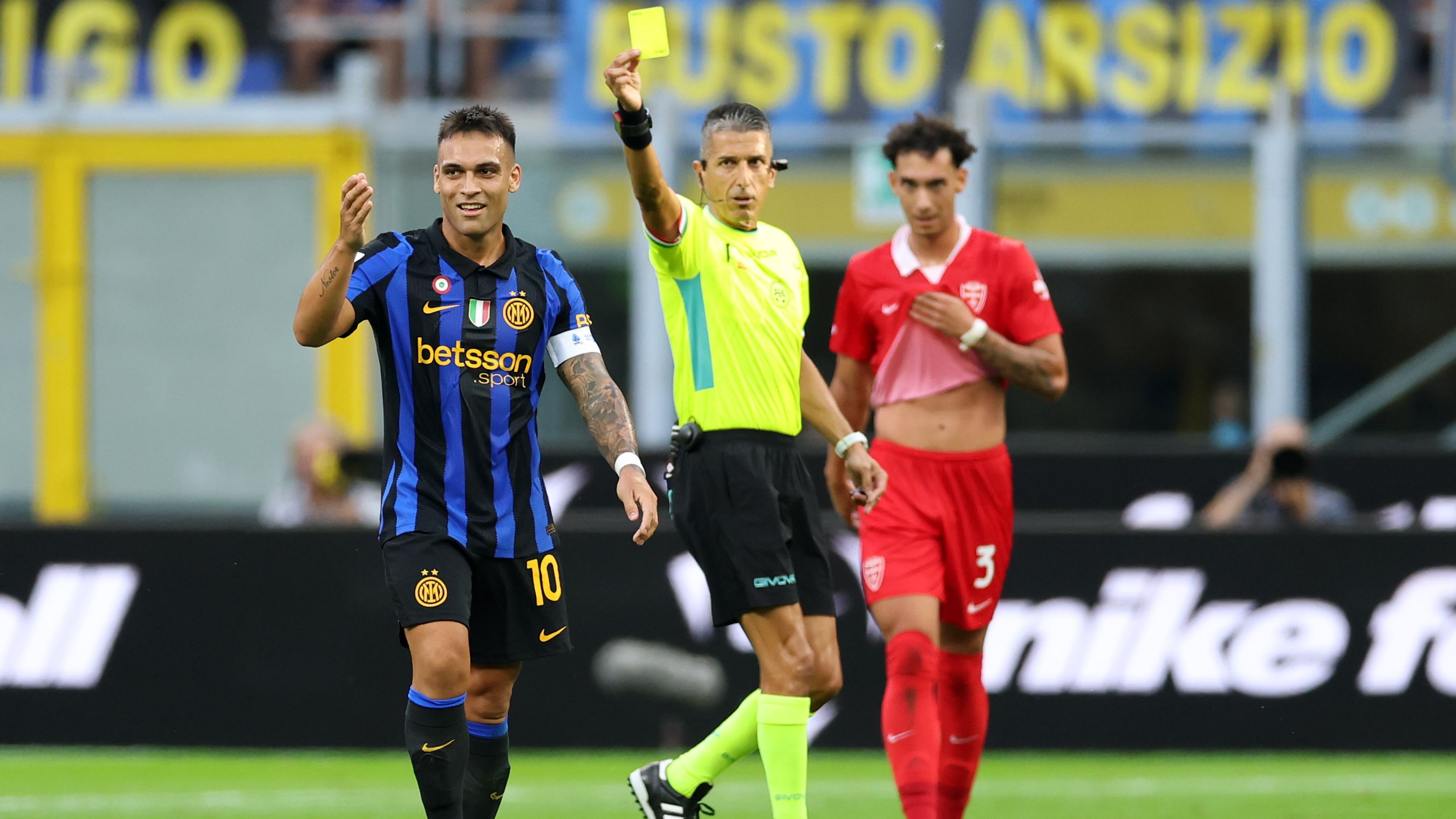 Inter-Monza, Lautaro all'arbitro Marinelli: 
