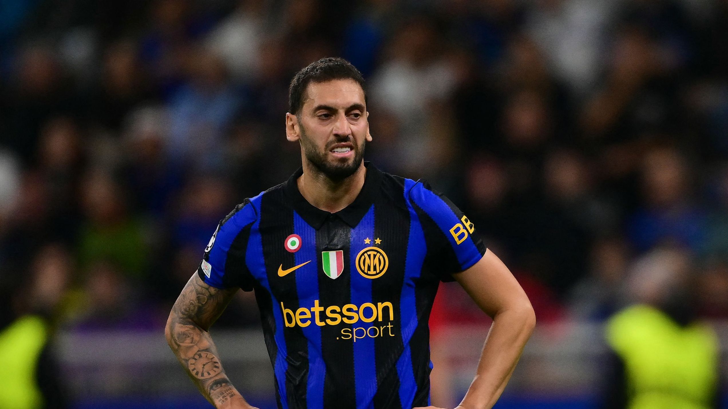 Inter-Shakhtar, Calhanoglu non prende bene la sostituzione: il retroscena con Kolarov