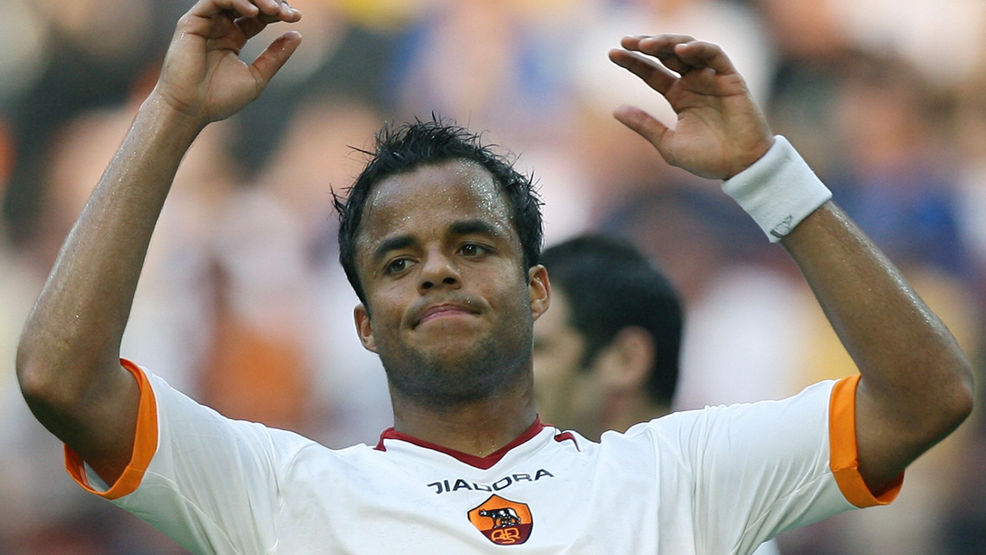 Roma midfielder Amantino Mancini of Braz