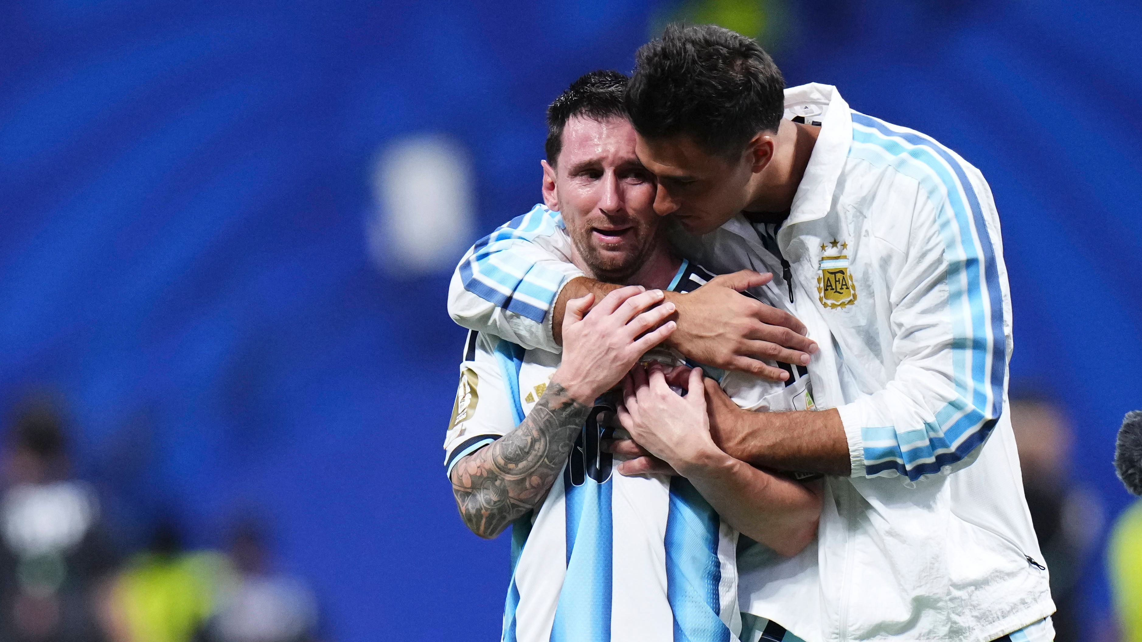 Lionel Messi scherza con Musso: la battuta sui "goal spettacolari" che gli mancheranno e la dedica sulla maglia